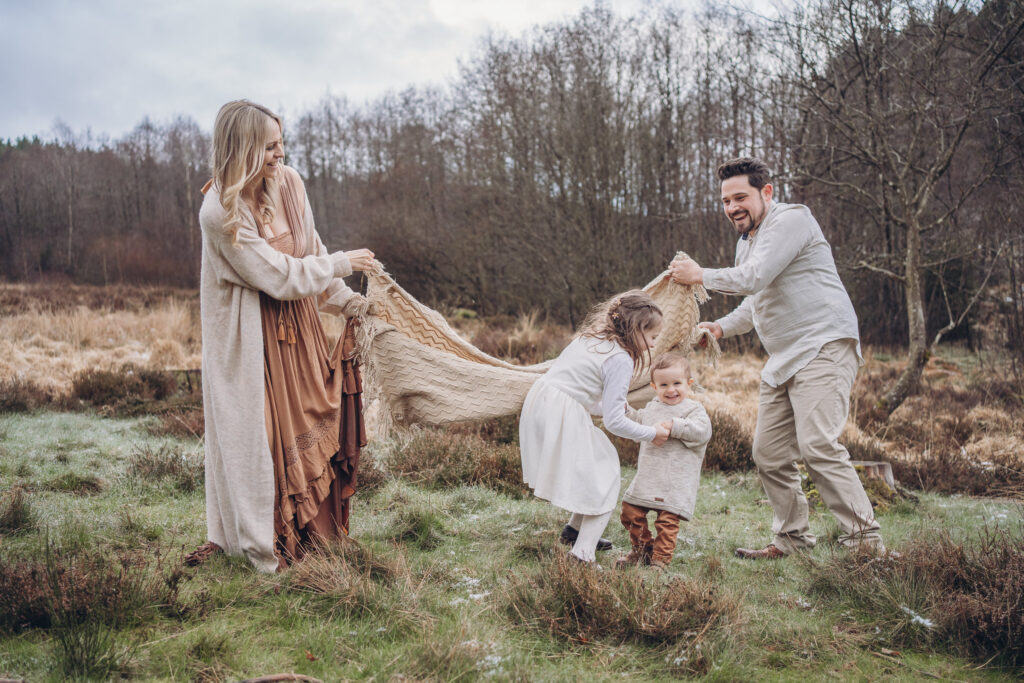 Familienfotos,Familienbilder,Familienfotoshooting,Familien Fotoshooting,Koeln,Siegen,Olpe,Attendorn,Gummersbach,Freudenberg,Hagen,Dortmund,Engelskirchen,Bergisch Gladbach,natürliche Familienfotos,Familienfotos draußen,Familienfotos Outdoor,Familienfoto in der Natur,Gutschein,Gutschein Fotoshooting NRW,Weihnachtsgeschenk,Fotos mit Mama,Fotos Mama mit Kindern,