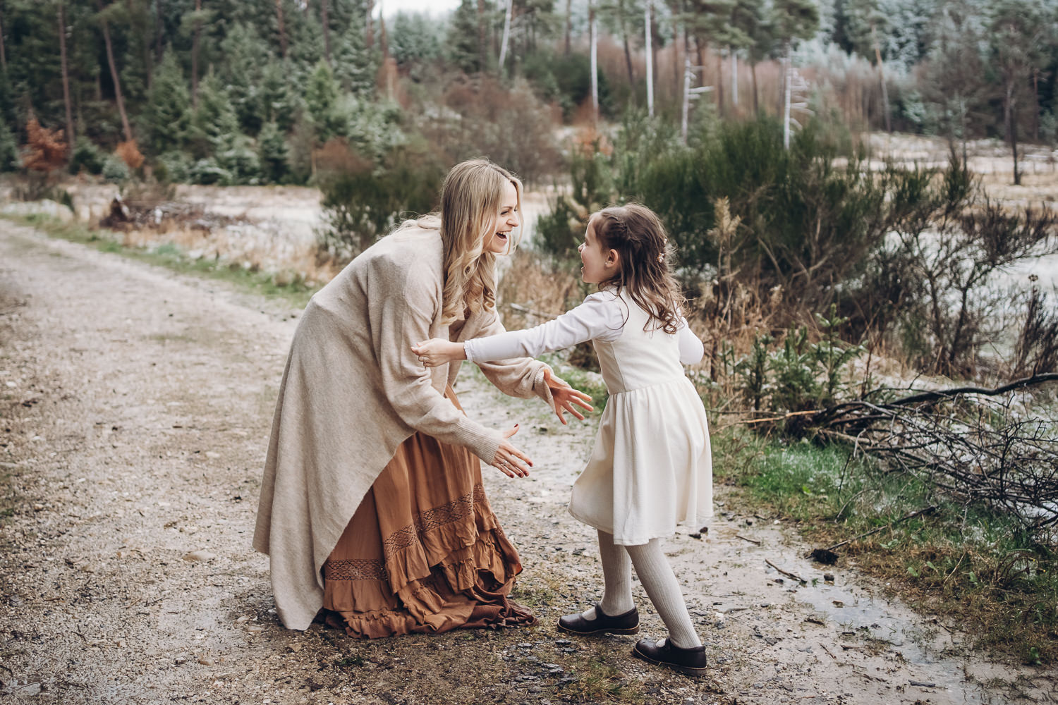 Familienfotos,Familienbilder,Familienfotoshooting,Familien Fotoshooting,Koeln,Siegen,Olpe,Attendorn,Gummersbach,Freudenberg,Hagen,Dortmund,Engelskirchen,Bergisch Gladbach,natürliche Familienfotos,Familienfotos draußen,Familienfotos Outdoor,Familienfoto in der Natur,Gutschein,Gutschein Fotoshooting NRW,Weihnachtsgeschenk,Fotos mit Mama,Fotos Mama mit Kindern,