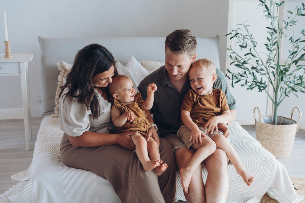 Familienfotos,Familienbilder,Familienfotoshooting,Familien Fotoshooting,Koeln,Siegen,Olpe,Attendorn,Gummersbach,Freudenberg,Hagen,Dortmund,Engelskirchen,Bergisch Gladbach,natürliche Familienfotos,Familienfotos draußen,Familienfotos Outdoor,Familienfoto in der Natur,Gutschein,Gutschein Fotoshooting NRW,Weihnachtsgeschenk,Fotos mit Mama,Fotos Mama mit Kindern,