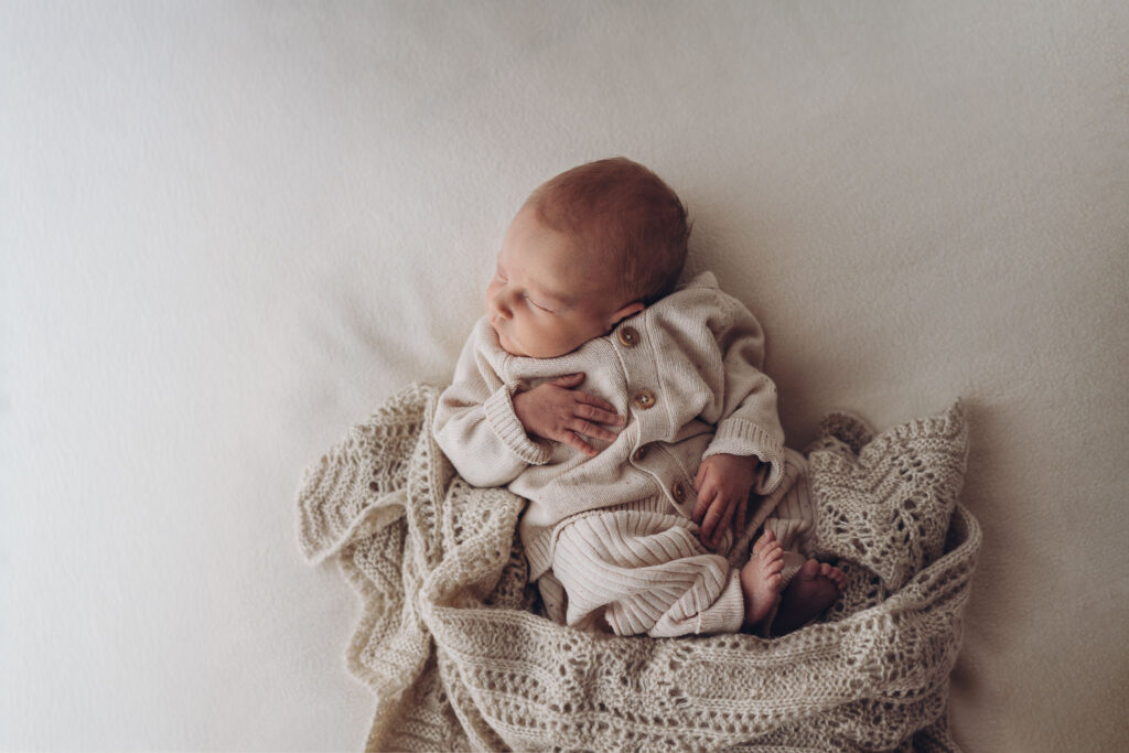 Babyfotos, Babybilder, Neugeborenenshooting, Newbornshooting, Newborn shooting, Babyshooting, Baby Fotoshooting, Babyfotoshooting, Neugeborenenfotos, Koeln, Siegen, Olpe, Wenden, Attendorn, Freudenberg, Gummersbach, Hagen, Dortmund, Bergisch Gladbach, Gießen, Familienfotos, Familienshooting, Familienfotoshooting, Geschenk zur Geburt, Weihnachtsgeschenk, Hebamme, Babybauchfotos, Babybauchshooting, Tageslichtstudio, Tageslichtstudio Wenden