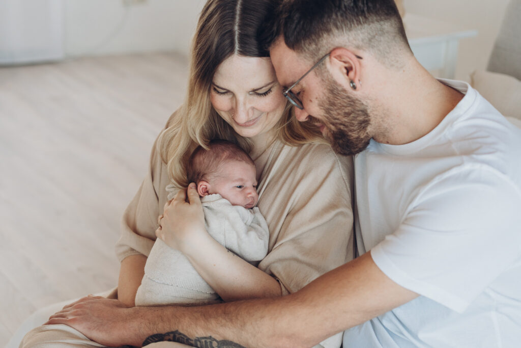 Babyfotos, Babybilder, Neugeborenenshooting, Newbornshooting, Newborn shooting, Babyshooting, Baby Fotoshooting, Babyfotoshooting, Neugeborenenfotos, Koeln, Siegen, Olpe, Wenden, Attendorn, Freudenberg, Gummersbach, Hagen, Dortmund, Bergisch Gladbach, Gießen, Familienfotos, Familienshooting, Familienfotoshooting, Geschenk zur Geburt, Weihnachtsgeschenk, Hebamme, Babybauchfotos, Babybauchshooting, Tageslichtstudio, Tageslichtstudio Wenden