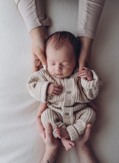 Babyfotos, Babybilder, Neugeborenenshooting, Newbornshooting, Newborn shooting, Babyshooting, Baby Fotoshooting, Babyfotoshooting, Neugeborenenfotos, Koeln, Siegen, Olpe, Wenden, Attendorn, Freudenberg, Gummersbach, Hagen, Dortmund, Bergisch Gladbach, Gießen, Familienfotos, Familienshooting, Familienfotoshooting, Geschenk zur Geburt, Weihnachtsgeschenk, Hebamme, Babybauchfotos, Babybauchshooting, Tageslichtstudio, Tageslichtstudio Wenden